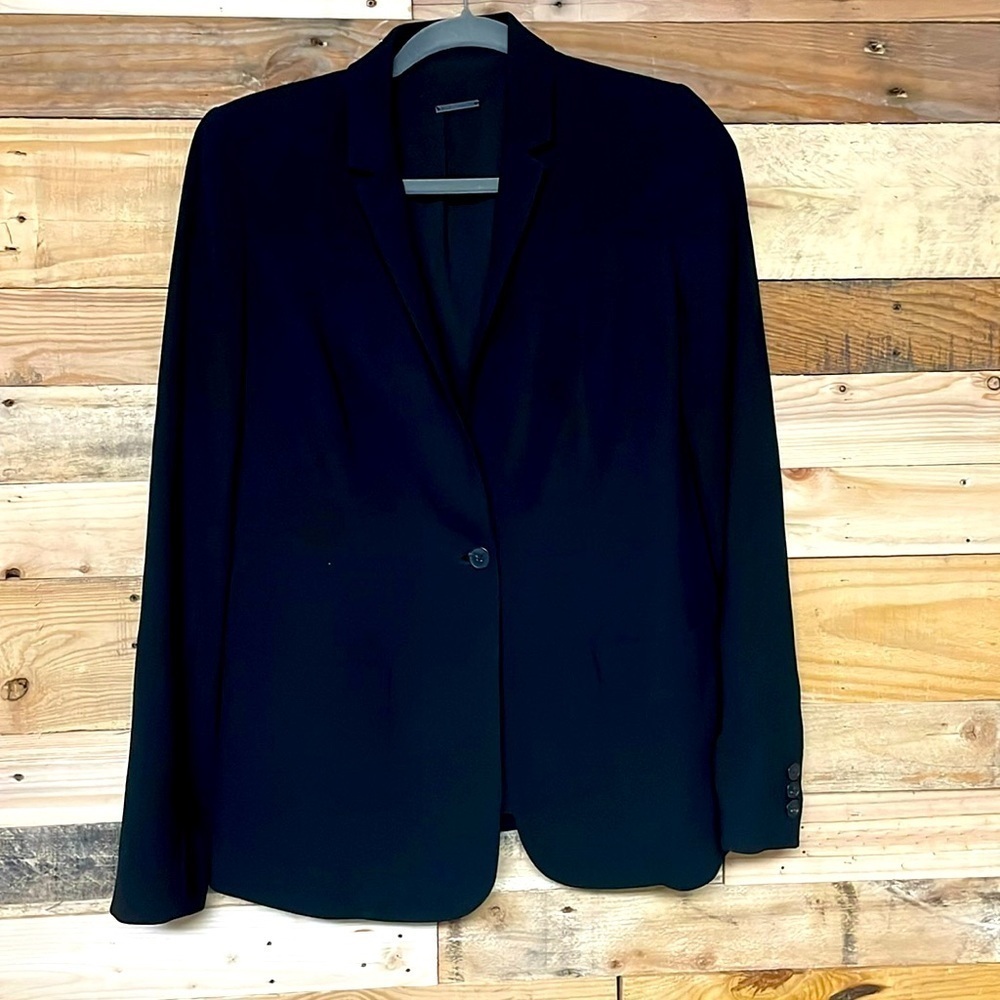 Elie Tahari size 10 black one button closure blazer with pockets